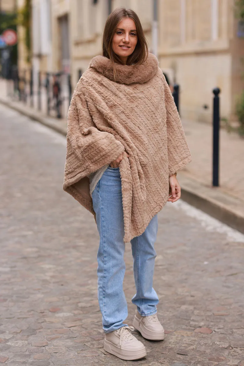 Poncho tout doux marron glacé en fausse fourrure