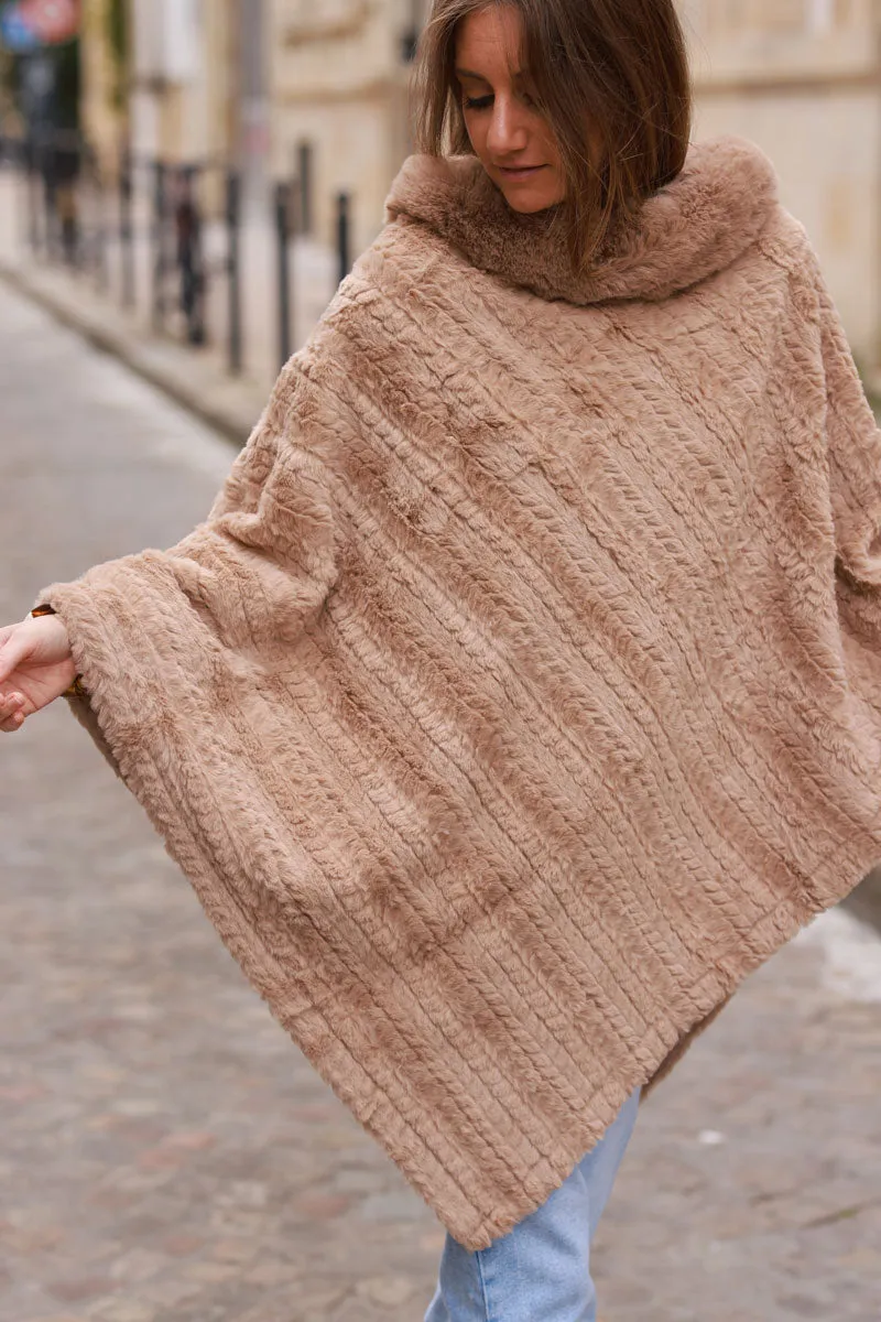 Poncho tout doux marron glacé en fausse fourrure